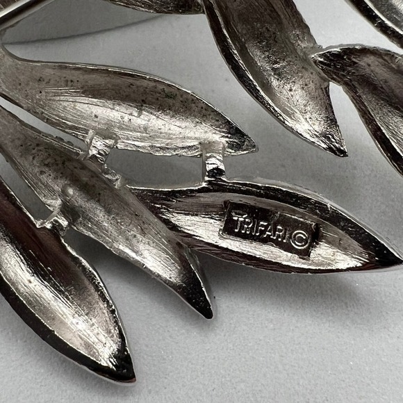 Vintage Crown Trifari Silver Tone Leaf Brooch & Earrings Set Signed Mid Century - Picture 2 of 9